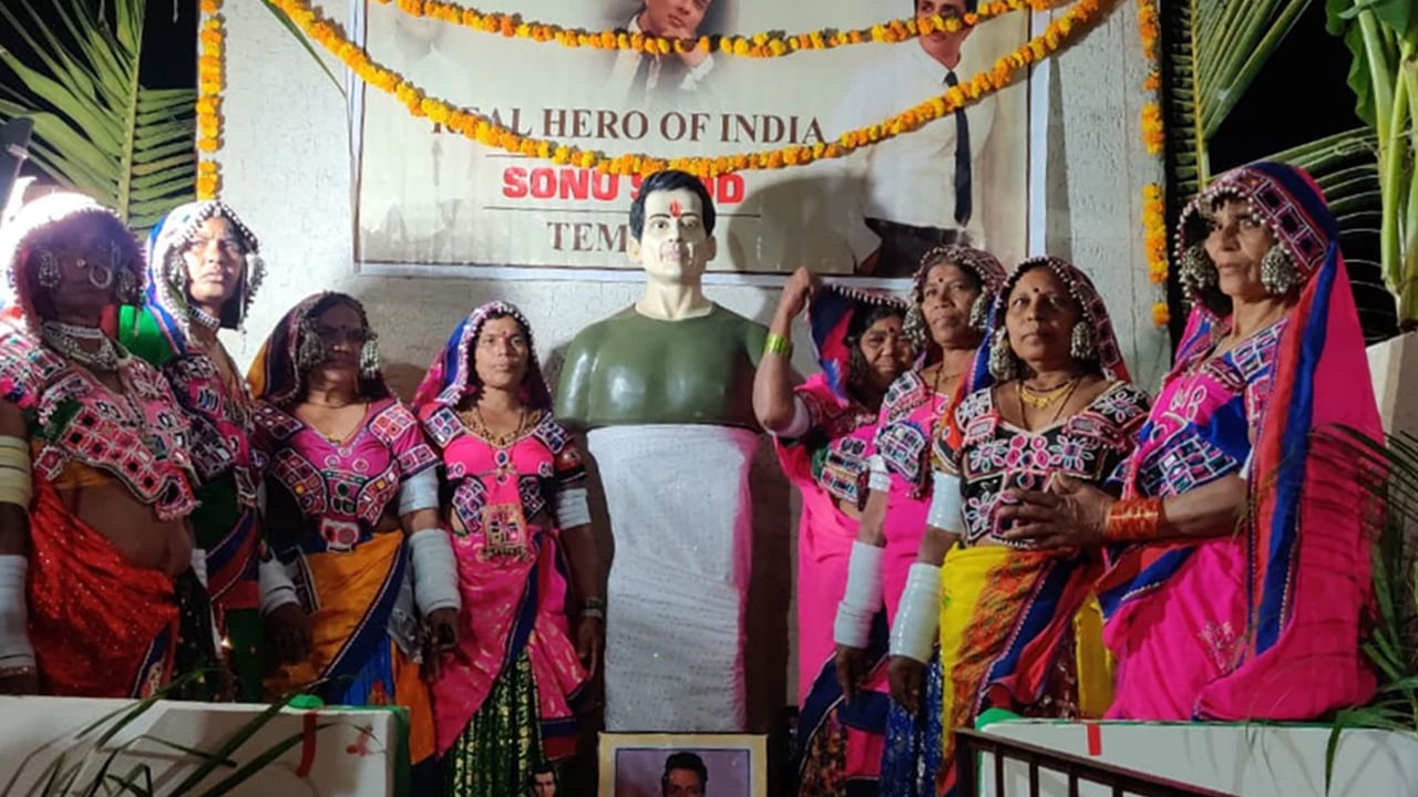 కోవిడ్-19 మహమ్మారి సమయంలో సోను సూద్ చేసిన సేవ ఎవ్వరు ఎప్పటికి మర్చిపోలేనిది. అయితే తెలంగాణ రాష్ట్రానికి చెందిన సిద్దిపేటలోని తాండా గ్రామంలో ఆయన అభిమానులు ఆయన నిస్వార్థ సేవను గౌరవించటానికి ఒక ఆలయాన్ని నిర్మించారు.