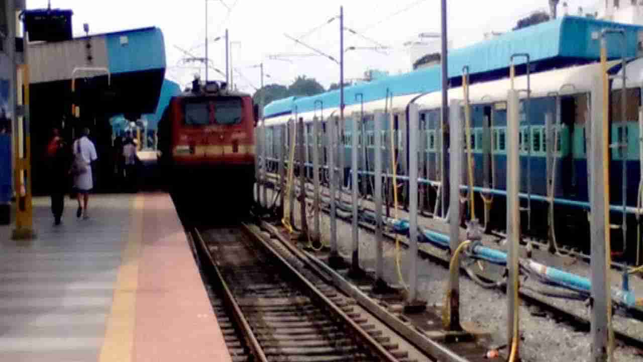 తిరుపతి వెళ్లే భక్తులకు శుభవార్త..అందుబాటులో 32 ప్రత్యేక రైళ్లు..! ఈ స్టేషన్‌లలో ఆగుతాయి