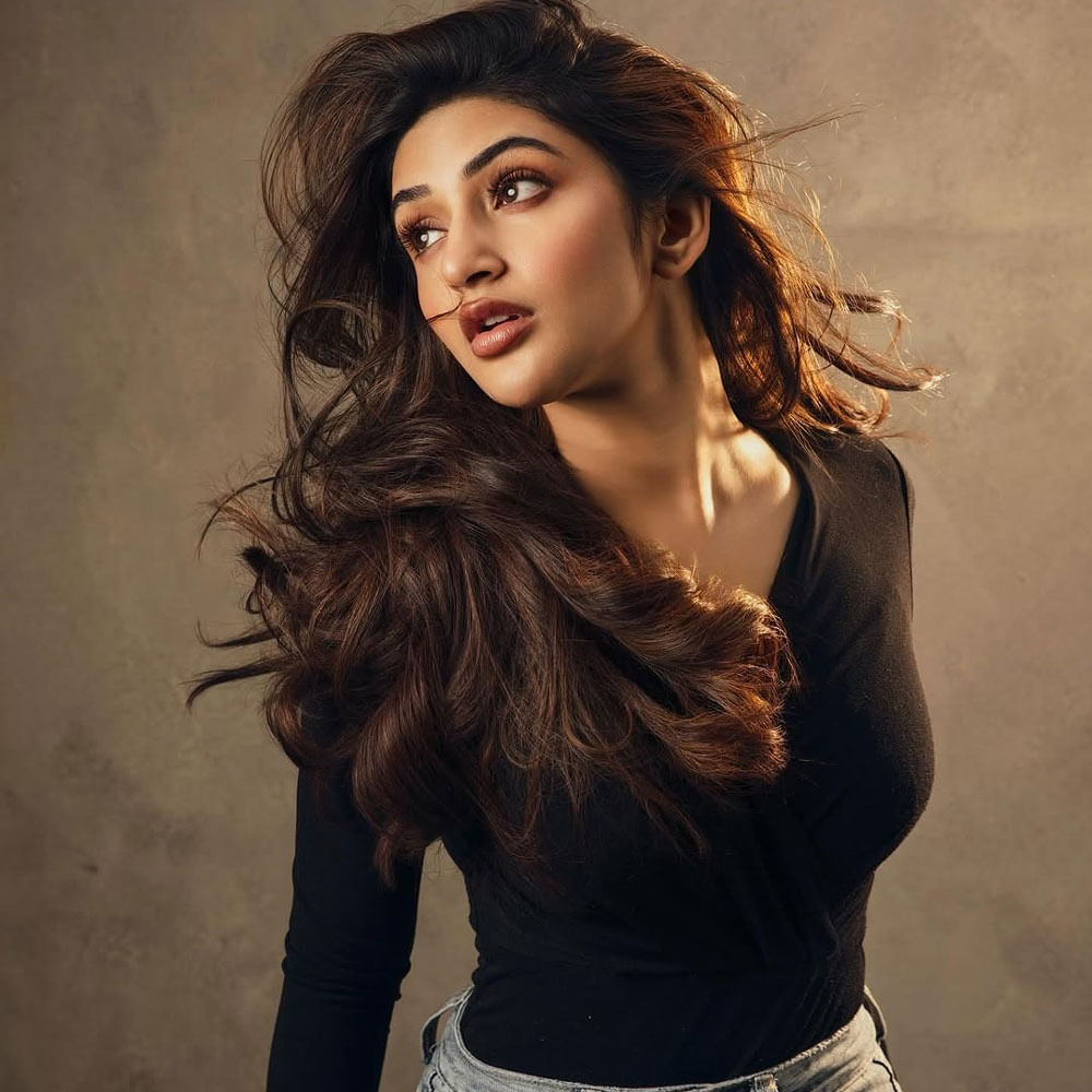 ధమాకా సినిమాతో ఈ అమ్మడు క్రేజ్ ఒక్కసారిగా మారిపోయింది. ఈ సినిమాలో తన ఎనర్జిటిక్ డ్యాన్సులతో అదరగొట్టింది. కానీ ఆ తర్వాత ఈ అమ్మడు ఖాతాలో అదే స్థాయిలో హిట్టు రావడం లేదు. కొన్నాళ్లుగా ఆమె చేస్తున్న ప్రతి సినిమా బాక్సాఫీస్ వద్ద బోల్తా పడుతూనే ఉన్నాయి. 