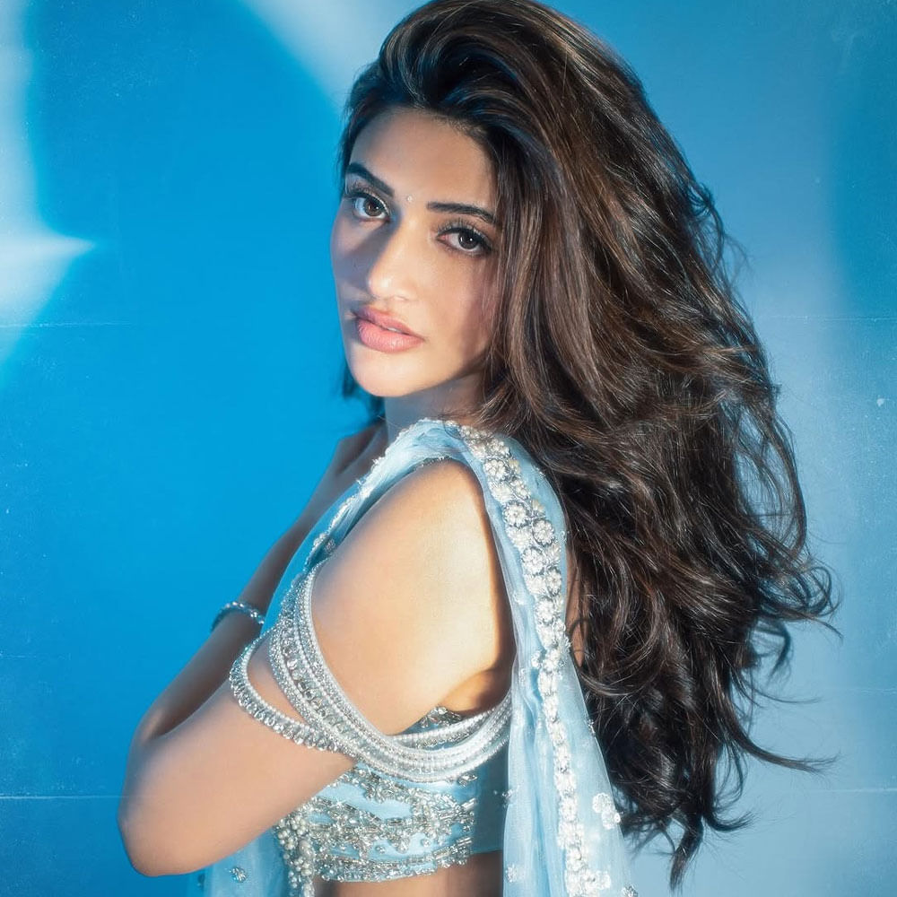 స్కంద, ఆదికేశవ, ఎక్స్‏ట్రార్టినరీ మ్యాన్ ఇలా శ్రీలీల నటించిన అన్ని సినిమాలు బాక్సాఫీస్ వద్ద ప్రేక్షకులను నిరాశపరుస్తున్నాయి. ఆ తర్వాత వచ్చిన గుంటూరు కారం సినిమాతో ఓ హిట్ పడింది. కానీ ఈ సినిమా శ్రీలీలకు అంతగా క్రేజ్ రాలేదు. 