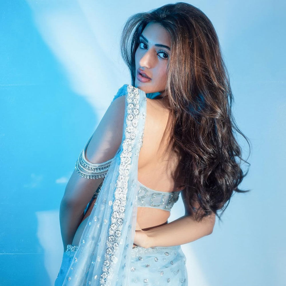 ఇక గుంటూరు కారం సినిమా తర్వాత చాలా కాలం గ్యాప్ తీసుకున్న శ్రీలీల.. ఇప్పుడు రాబిన్ హుడ్ సినిమాతో అడియన్స్ ముందుకు వచ్చింది. నితిన్ హీరోగా నటించిన ఈ సినిమా ఇటీవలే థియేటర్లలో రిలీజ్ రాగా.. మిశ్రమ స్పందన వచ్చింది. 