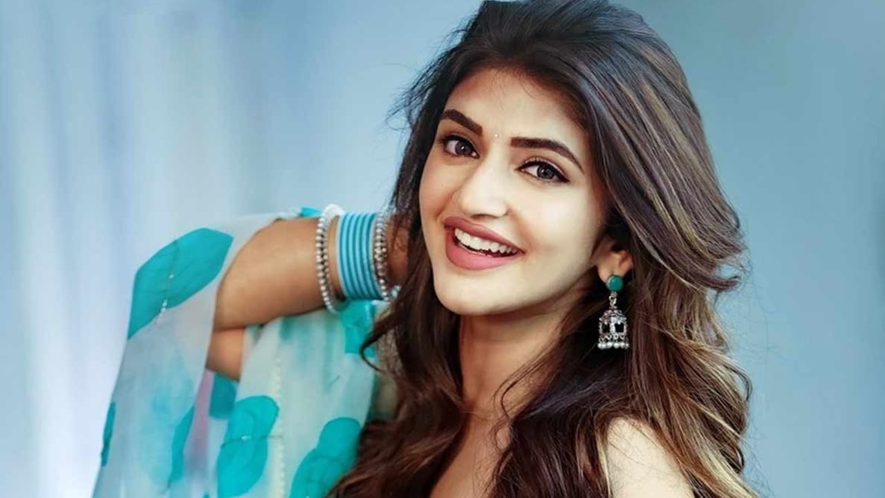 తాజాగా లైట్ పింక్ కలర్ డ్రెండీ డ్రెస్ లో ఉన్న కొన్ని ఫొటోలను షేర్ చేసింది. అందులో ఈ చిన్నది చాలా సంతోషకంగా కనిపిస్తుంది. అయితే బాలీవుడ్ లోకి అడుగు పెట్టిన ఈ చిన్నదానికి మంచి బజ్ క్రియేట్ అవ్వడంతో సంతోషం వ్యక్తం చేస్తున్నట్లు తెలుస్తుందంటున్నారు తన ఫ్యాన్స్.