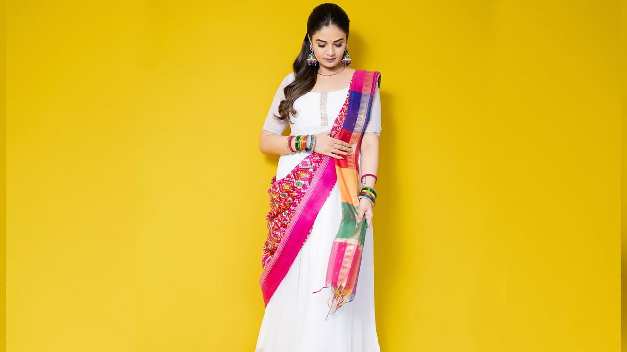 బ్యూటీ శ్రీముఖి గురించి ఎంత చెప్పినా తక్కువే. అందం, అభినయం ఈ ముద్దుగుమ్మ సొంతం. పటాస్ కామెడీ షోతో మంచి పాపులారిటీ సంపాదించుకున్న ఈ నటి, తర్వాత యాంకర్ గా వరసగా షోలు చేస్తూ ఫుల్ బిజీ అయిపోయింది.