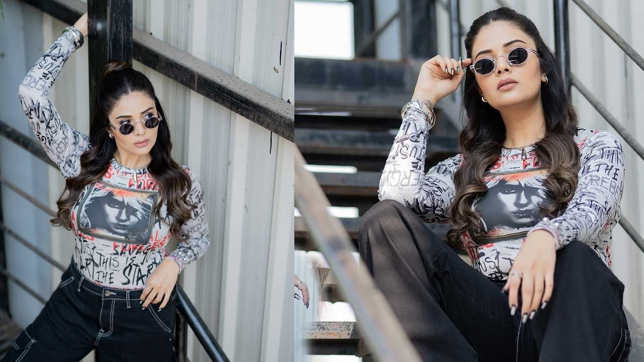 ఇక ఎప్పుడూ సోషల్ మీడియలో చాలా యాక్టివ్ గా ఉంటే ఈ ముద్దుగుమ్మ తాజాగా, జీన్స్ లో సరికొత్త లుక్ లో దర్శనం ఇచ్చింది. ప్రస్తుతం ఈ ఫొటోలు సోషల్ మీడియాలో తెగ వైరల్ అవుతున్నాయి.