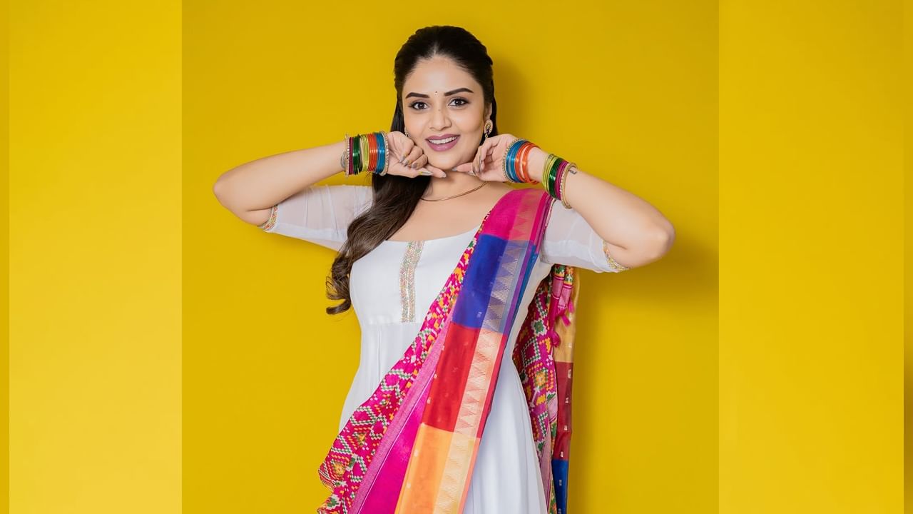 అంతే కాకుండా ఈ చిన్నది ఎప్పుడూ సోషల్ మీడియాలో చాలా యాక్టివ్ గా ఉంటూ వరస ఫొటోషూట్ తో కుర్రకారుకు నిద్రలేకుండా చేస్తుంది.