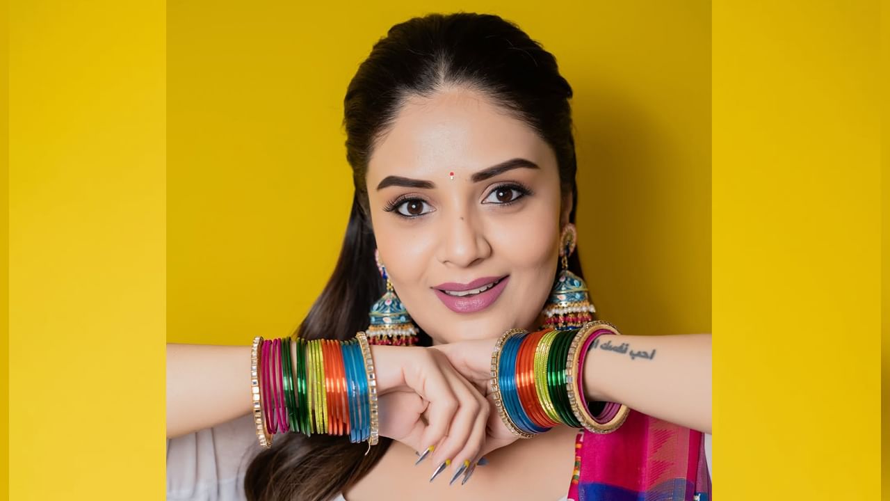 తాజాగా ఈ అందాల ముద్దుగుమ్మ తెలుపు రంగు డ్రెస్ లో అందంగా రెడీ అయ్యి, తన క్యూట్ లుక్స్ తో అందరినీ ఆకట్టుకుంటుంది. ప్రస్తుతం దీనికి సంబంధించిన ఫొటోలు నెట్టింట్లో తెగ వైరల్ అవుతున్నాయి.