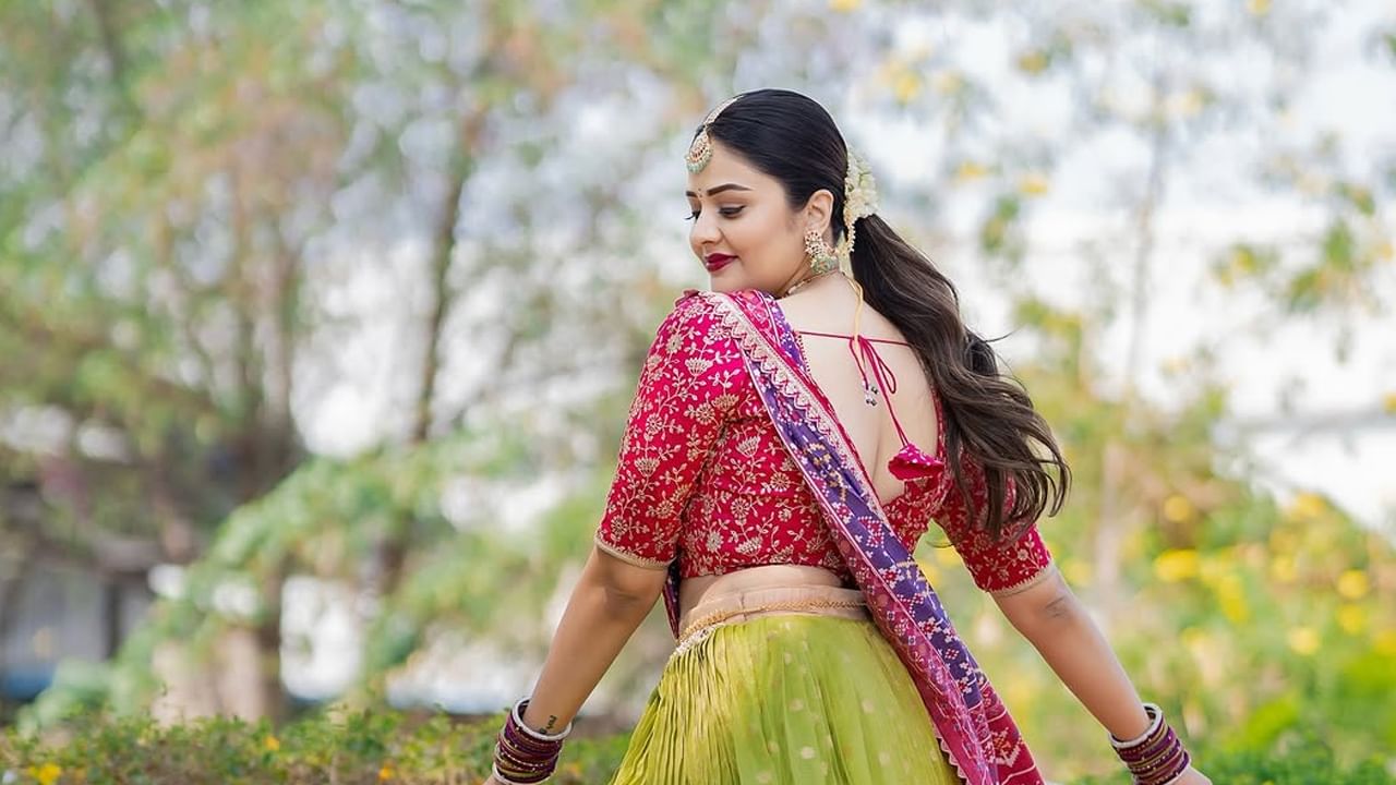 అందాల ముద్దుగుమ్మ బుల్లితెర బ్యూటీ యాంకర్ శ్రీముఖి గురించి ఎంత చెప్పినా తక్కువే. అందం, అభినయం ఈ ముద్దుగుమ్మ సొంతం. తన మాట తీరుతో ఎంతో మందిని ఆకట్టుకుంది ఈ చిన్నది. ఓ వై పు సినిమాలు, మరో వైపు రియాల్టీ షోలు చేస్తూ ఫుల్ బిజీ అయిపోయింది. ముఖ్యంగా చాలా సినిమాల్లో కీలక పాత్రల్లో నటిస్తూ తన నటతో అందరినీ ఆకట్టుకుంటుంది ఈ చిన్నది.