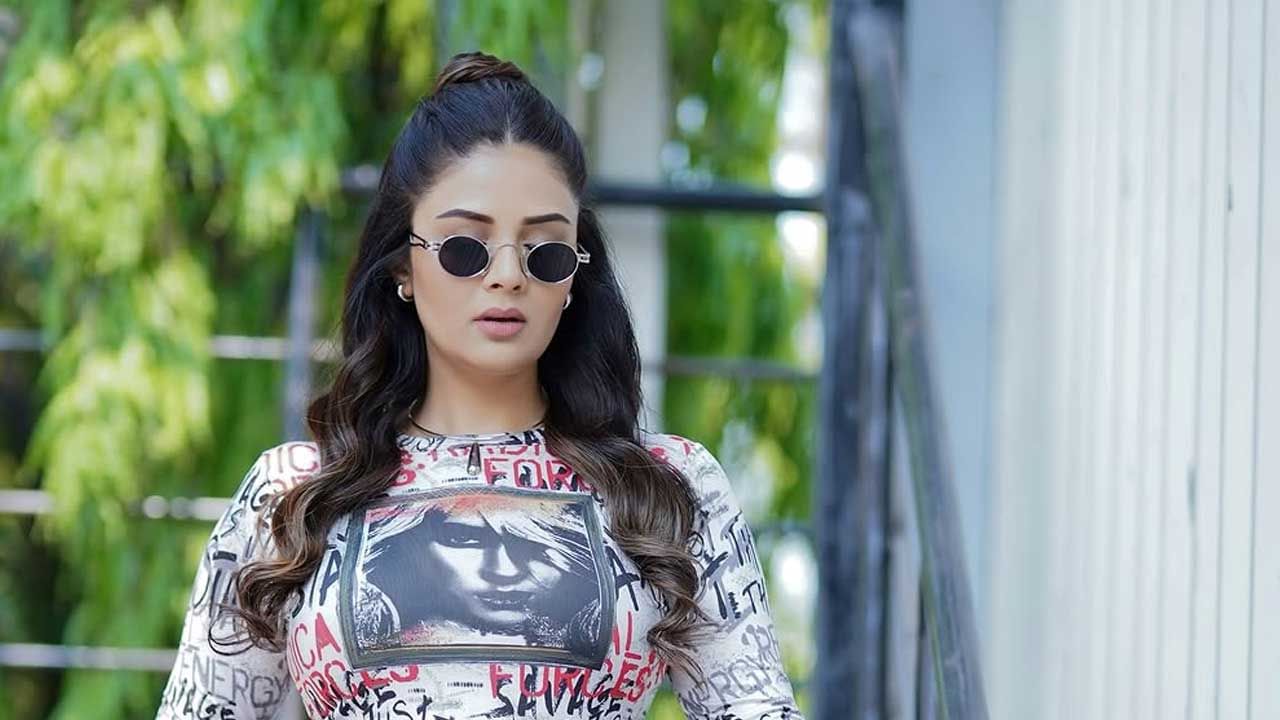 అంతలా తన మాటతీరు, అల్లరితో ఆకట్టుకుంది ఈ బ్యూటీ.  ముఖ్యంగా బిగ్ బాస్ రియాల్టీ షోలో ఈ ముద్దుగుమ్మ చేసిన హంగామా ఎవరూ మర్చిపోరు. తన గొంతుతో, వాక్ చాతుర్యంతో అందరినీ ఆకట్టుకొని రన్నర్ గా నిలిచింది.