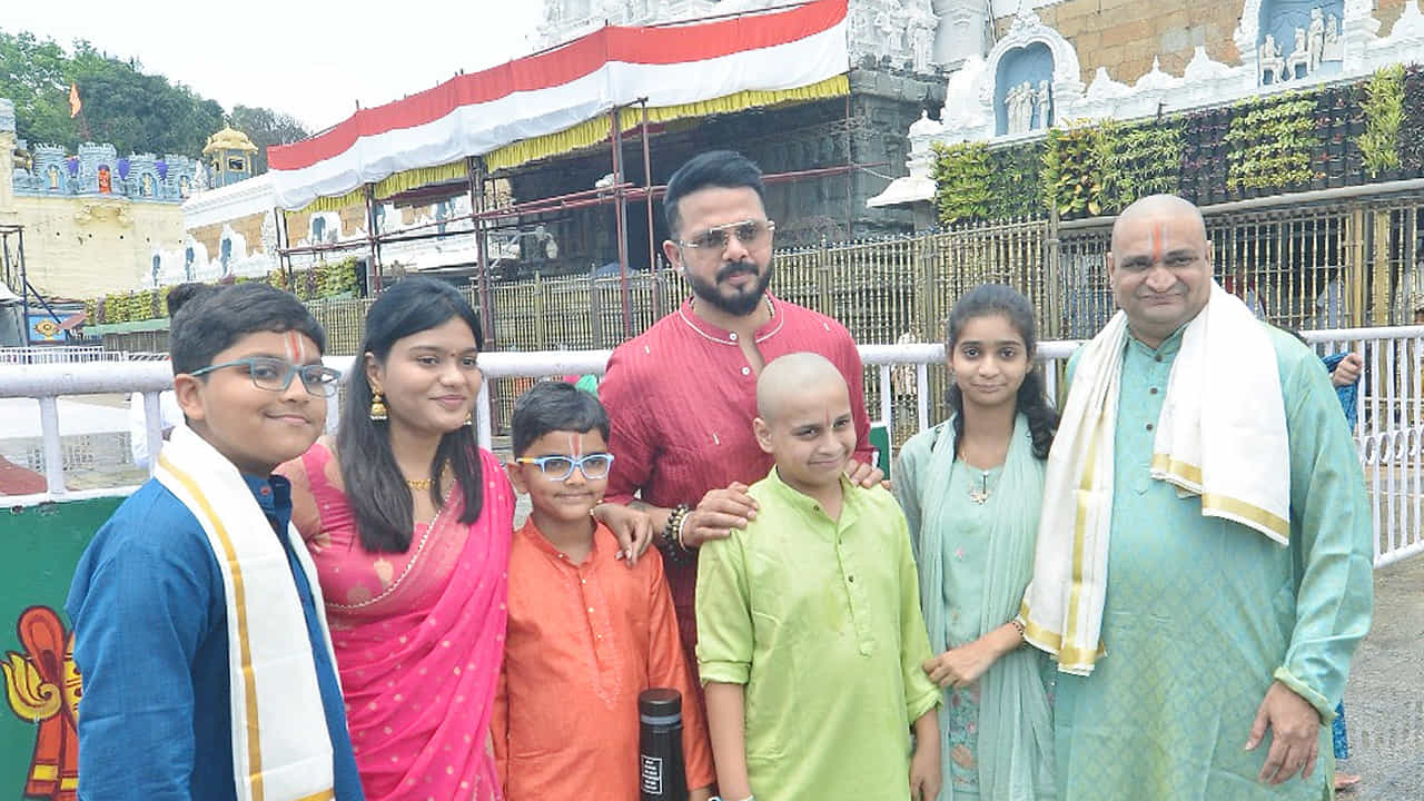 అలాగే పట్టు వస్త్రాలతో శ్రీశాంత్ దంపతులను సత్కరించారు. ఇక దర్శనానంతరం బయటకు వచ్చిన శ్రీశాంత్ తో ఫొటోలు దిగేందుకు భక్తులు పోటీ పడ్డారు.