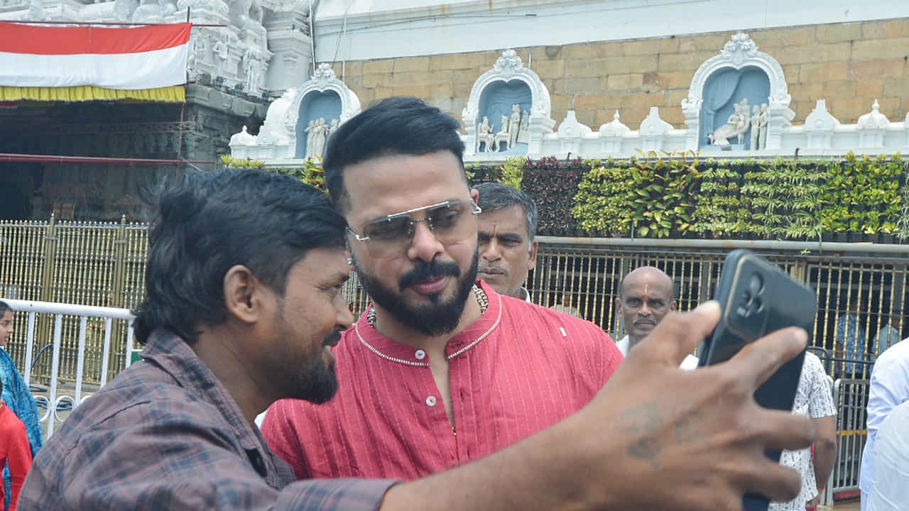 ఇక ఆలయం వెలుపల శ్రీశాంత్ మీడియాతో మాట్లాడుతూ… కుటుంబ సభ్యులతో . శ్రీవారిని దర్శించుకోవడం చాలా సంతోషంగా ఉందని అన్నాడు.