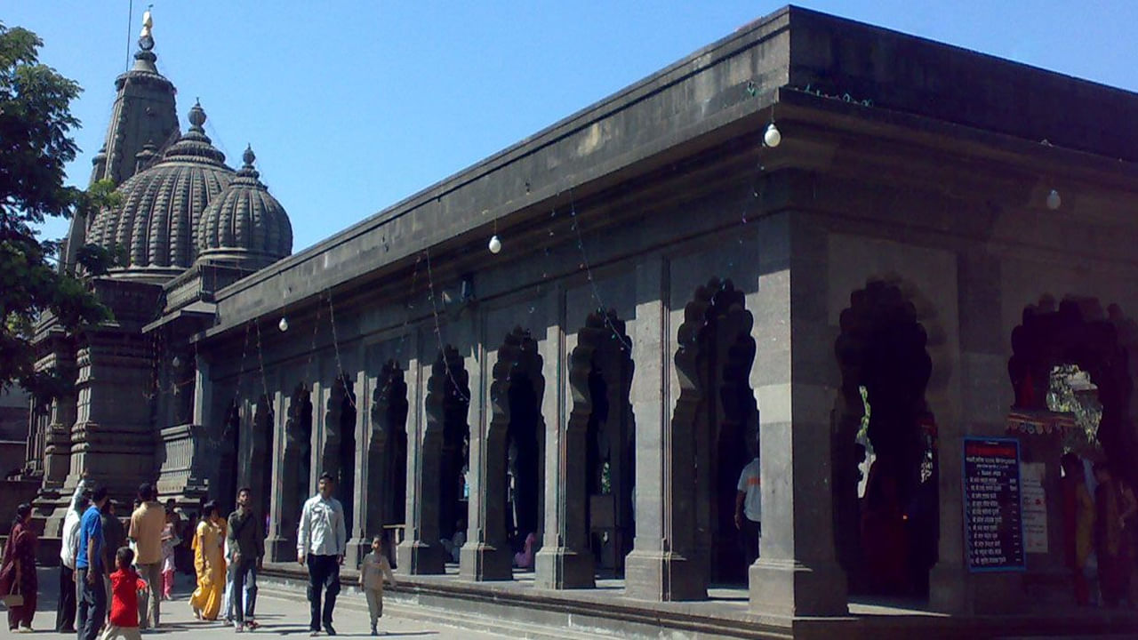 కాలారాం ఆలయం మహారాష్ట్ర: ఇది మహారాష్ట్రలోని నాసిక్ నగరంలోని పంచవటి ప్రాంతంలో ఉంది. ఈ ఆలయం రాముడు తన వనవాస సమయంలో నివసించిన ప్రదేశంలో ఉంది. 1782లో పాత చెక్క దేవాలయం ఉన్న స్థలంలో సర్దార్ రంగారావు ఒధేకర్ దీనిని నిర్మించారు. ఈ ఆలయ నిర్మాణం పనులు దాదాపు 12 సంవత్సరాల పాటు కొనసాగాయి. ప్రతిరోజూ దాదాపు 2000 మంది పనిచేశారు.

