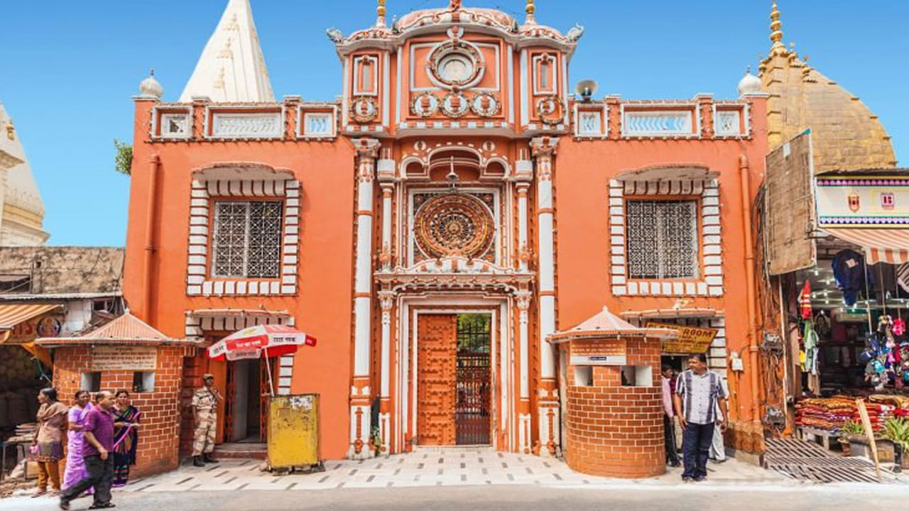 రఘునాథ్ ఆలయం, జమ్మూ: ఈ ఆలయం ఏడు పుణ్యక్షేత్రాలను కలిగి ఉంది. జమ్మూ నగరంలో ఉన్న ఉత్తర భారతదేశంలోని అతిపెద్ద ఆలయ సముదాయాలలో ఒకటి. ఈ ఆలయాన్ని 1853-1860 కాలంలో మహారాజా గులాబ్ సింగ్, అతని కుమారుడు మహారాజ్ రణబీర్ సింగ్ నిర్మించారు.
