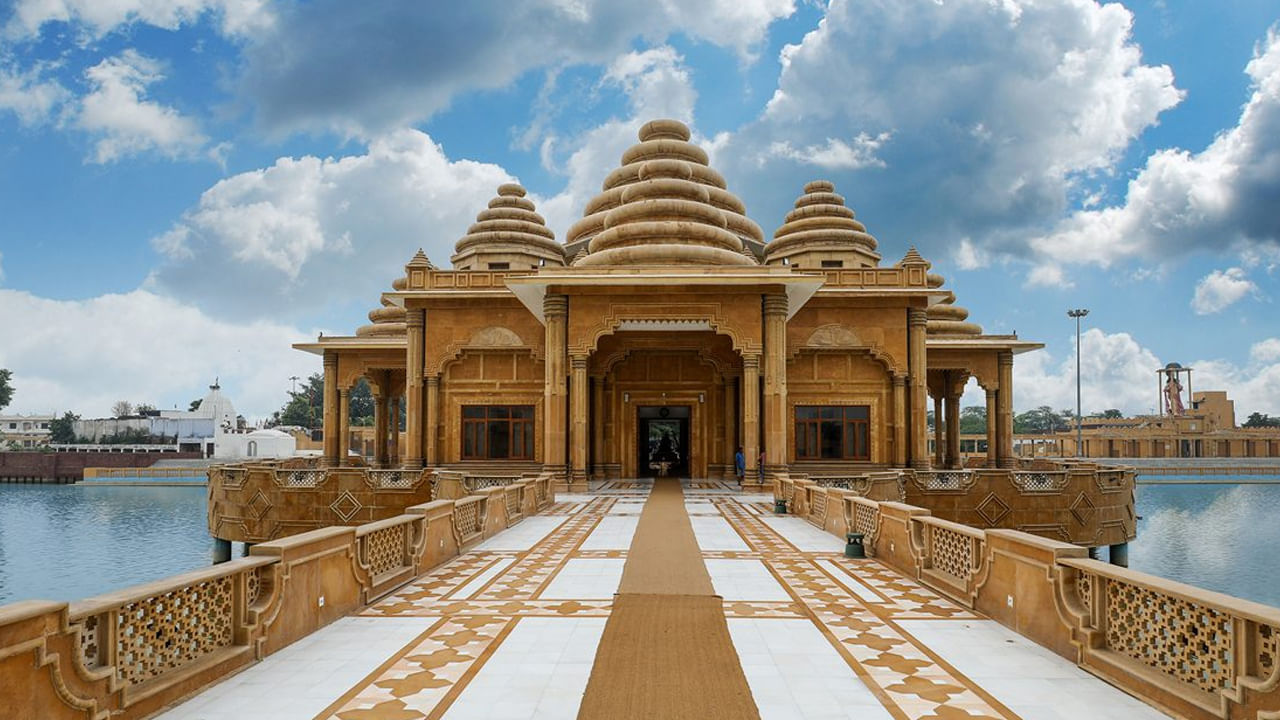 శ్రీ రామ తీర్థ ఆలయం, అమృత్సర్: చోగవన్ రోడ్డులో అమృత్సర్‌కు పశ్చిమాన 12 కి.మీ దూరంలో ఉంది. ఇది సీతాదేవి వాల్మీకి మహర్షి ఆశ్రమంలో ఆశ్రయం పొందిన ప్రదేశం. ఈ ప్రదేశంలోనే ఆమె లవ, కుశులకు జన్మనిచ్చింది. ఇందులో సీతాదేవి స్నానం చేయడానికి మెట్లు ఉన్న బావి కూడా ఉంది. అందువల్ల ఇది భారతదేశంలోని అత్యంత పవిత్రమైన శ్రీరామ ఆలయాలలో ఒకటి.
