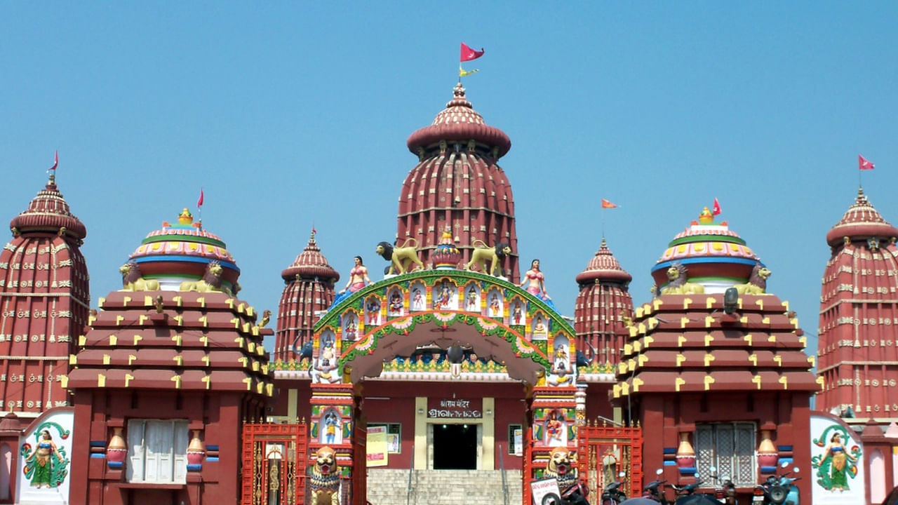 రామమందిరం, ఒడిశా: ఈ ఆలయం భువనేశ్వర్‌లోని ఖరావెల్ నగర్ సమీపంలో ఉంది. ఇది నగరం నడిబొడ్డున ఉంది. అంతేకాదు రామ భక్తులకు దేశంలోనే అత్యంత ప్రసిద్ధ ఆలయాలలో ఒకటి. ఈ ఆలయంలో రాముడు, లక్ష్మణుడు, సీతాదేవి అందమైన చిత్రాలు ఉన్నాయి. దీనిని ఒక ప్రైవేట్ ట్రస్ట్ నిర్మించి నిర్వహించింది. అలాగే ఆలయ సముదాయంలో హనుమంతుడు, శివుడు, ఇతర దేవతలకు అంకితం చేయబడిన ఆలయాలు ఉన్నాయి.
