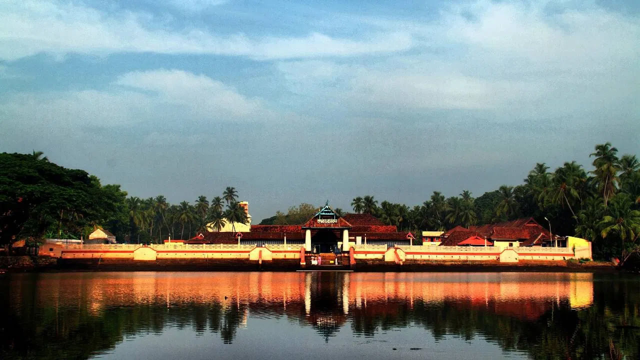 త్రిప్రయార్ శ్రీరామ ఆలయం, కేరళ: ఈ ఆలయం కేరళలోని త్రిస్సూర్ జిల్లాలో ఉంది. ఈ ఆలయంలోని రాముడిని త్రిప్రయారప్పన్ లేదా త్రిప్రయార్ తేవర్ అని పిలుస్తారు. పురాణాల ప్రకారం, శ్రీకృష్ణుడు.. ఇక్కడ  రాముడి విగ్రహాన్ని పూజిస్తాడని నమ్ముతారు. శ్రీకృష్ణుడు అవతారం దాల్చిన తర్వాత ఆ విగ్రహాన్ని సముద్రంలో నిమజ్జనం చేశారు. తరువాత దీనిని కేరళలోని చెట్టువా ప్రాంతం సమీపంలో సముద్రం నుంచి  కొంతమంది జాలర్లకు లభించగా ఇక్కడ ఆ విగ్రహాన్ని ప్రతిష్టించారు. 
