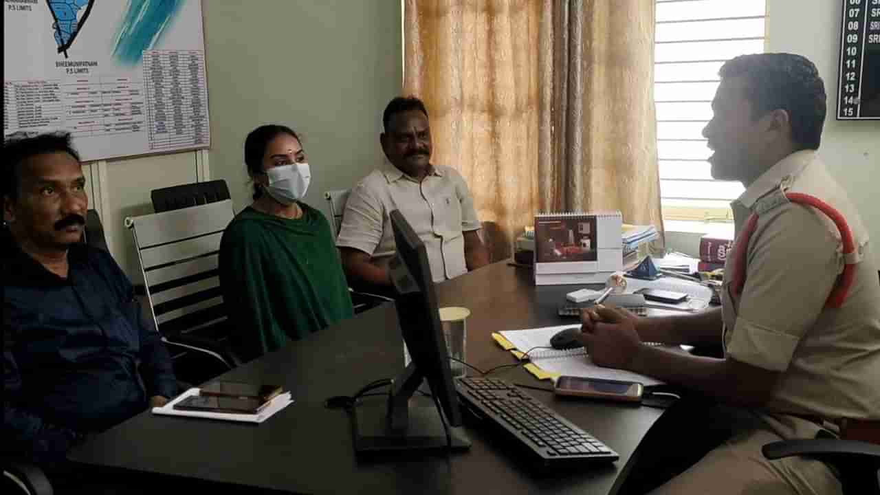 అసభ్య పోస్టుల కేసు.. పూసపాటిరేగ పోలీసుల ముందు హాజరైన శ్రీరెడ్డి..!