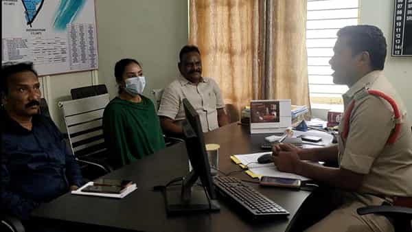 అసభ్య పోస్టుల కేసు.. పూసపాటిరేగ పోలీసుల ముందు హాజరైన శ్రీరెడ్డి..!