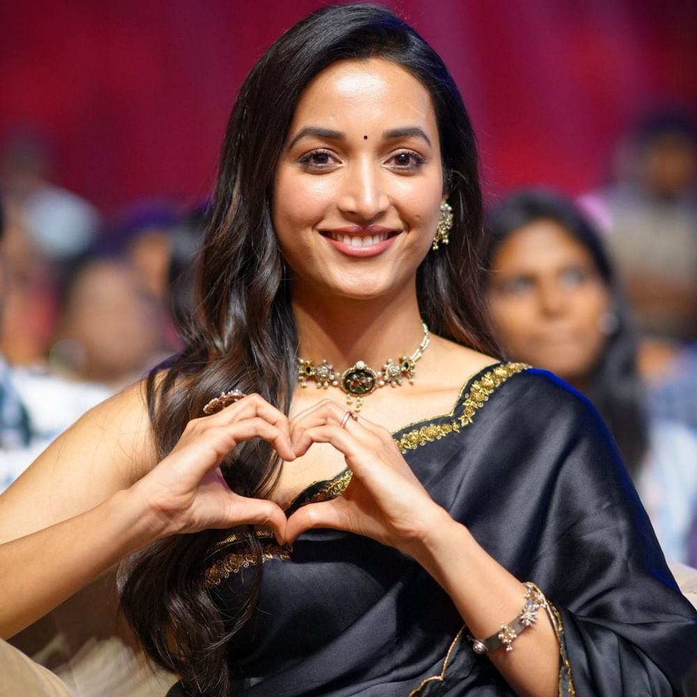 వయొలెన్స్... వయొలెన్స్... వయొలెన్స్.. ఐ డోంట్‌ లైక్‌ ఇట్‌. బట్‌ వయొలెన్స్ లైక్స్ మీ.. అంటూ యష్‌ డైలాగుని రిపీట్‌ చేస్తున్నారు శ్రీనిధి శెట్టి. 