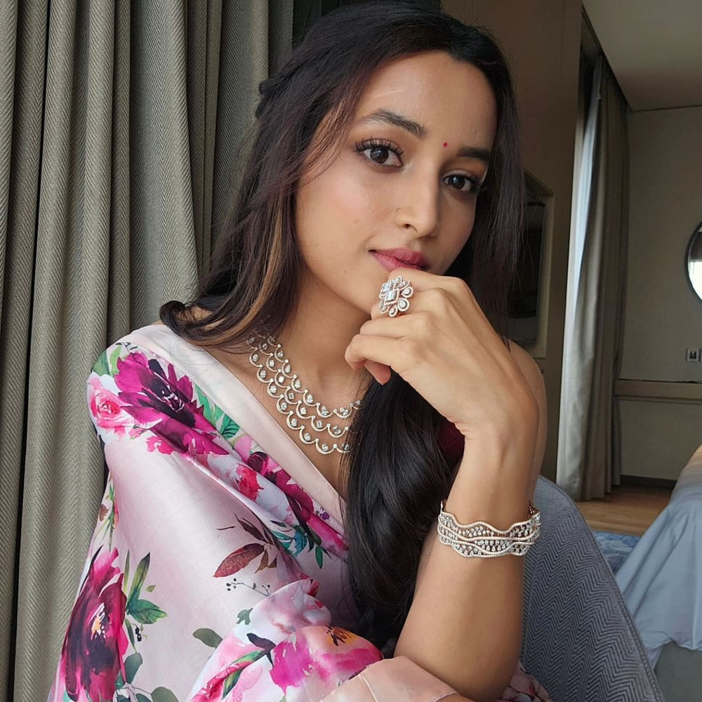 ఆద్యంతం హింసే ప్రధానంగా సాగుతున్నట్టు ట్రైలర్‌ చెప్పకనే చెబుతోంది. ఈ విషయాన్ని ప్రస్తావిస్తేనే.. హింస నన్ను ఇష్టపడుతోందంటూ చమత్కరించారు శ్రీనిధి. ఎదుగుతున్న క్రమంలో కాంట్రవర్శీలకు దూరంగా ఉండాలనుకుంటున్నారు ఈ బ్యూటీ. 