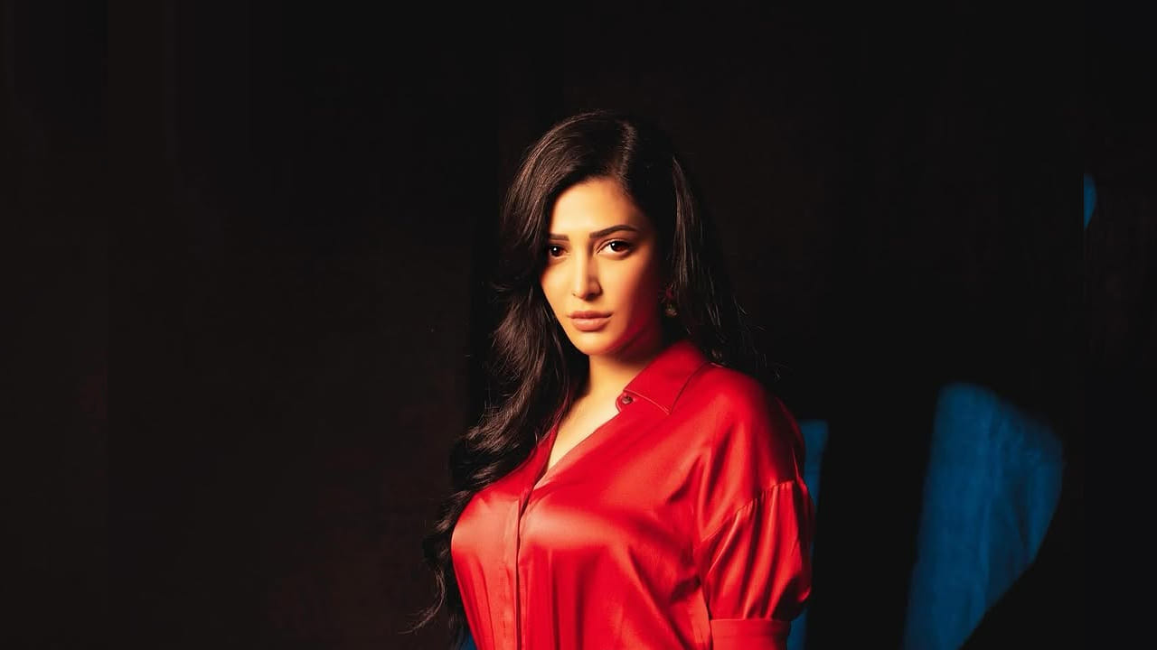 ముఖ్యంగా పవర్ స్టార్ పవన్ కళ్యాణ్ గబ్బర్ సింగ్ మూవీతో ఓవర్ నైట్  ఈ అమ్మడు స్టార్ హీరోయిన్ స్టేటస్ అందుకుంది. తర్వాత వరసగా ఛాన్స్ లు కొట్టేసి టాలీవుడ్ నే షేక్ చేసింది ఈ ముద్దుగుమ్మ.