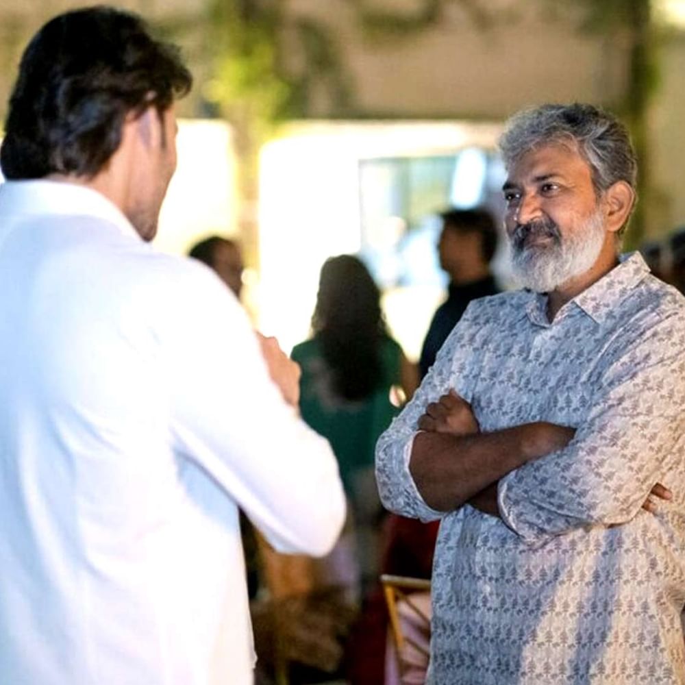 జస్ట్ పది రోజుల్లోనే ట్రిప్ ముగించుకొని ఇండియాకు తిరిగి వచ్చేశారు. వెంటనే షూటింగ్లో జాయిన్ అయ్యేందుకు ప్రీపేర్ అవుతున్నారు. మహేష్ తిరిగి వచ్చిన వీడియో వైరల్ కావటంతో సూపర్ స్టార్ ఫ్యాన్స్ ఊపిరి పీల్చుకున్నారు.