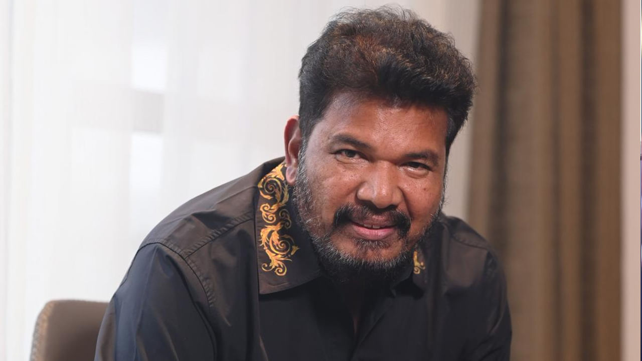 ఇండస్ట్రీలో టైమ్ ఎప్పుడూ ఒకేలా ఉండదు.. కొన్నిసార్లు అది మన మాట వింటుంది.. అప్పుడేం చేసినా చెల్లుతుంది. టైమ్ బాలేనపుడు అది చెప్పినట్లు మనం చేయాల్సి వస్తుంది. ఇన్నాళ్లూ శంకర్ మొదటిది చేసారు. ఇక ఇప్పుడు రెండోది చేయాల్సి వచ్చేలా ఉంది.