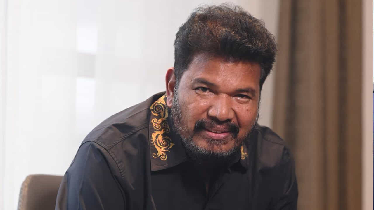 ఇండస్ట్రీలో టైమ్ ఎప్పుడూ ఒకేలా ఉండదు.. కొన్నిసార్లు అది మన మాట వింటుంది.. అప్పుడేం చేసినా చెల్లుతుంది. టైమ్ బాలేనపుడు అది చెప్పినట్లు మనం చేయాల్సి వస్తుంది. ఇన్నాళ్లూ శంకర్ మొదటిది చేసారు. ఇక ఇప్పుడు రెండోది చేయాల్సి వచ్చేలా ఉంది.