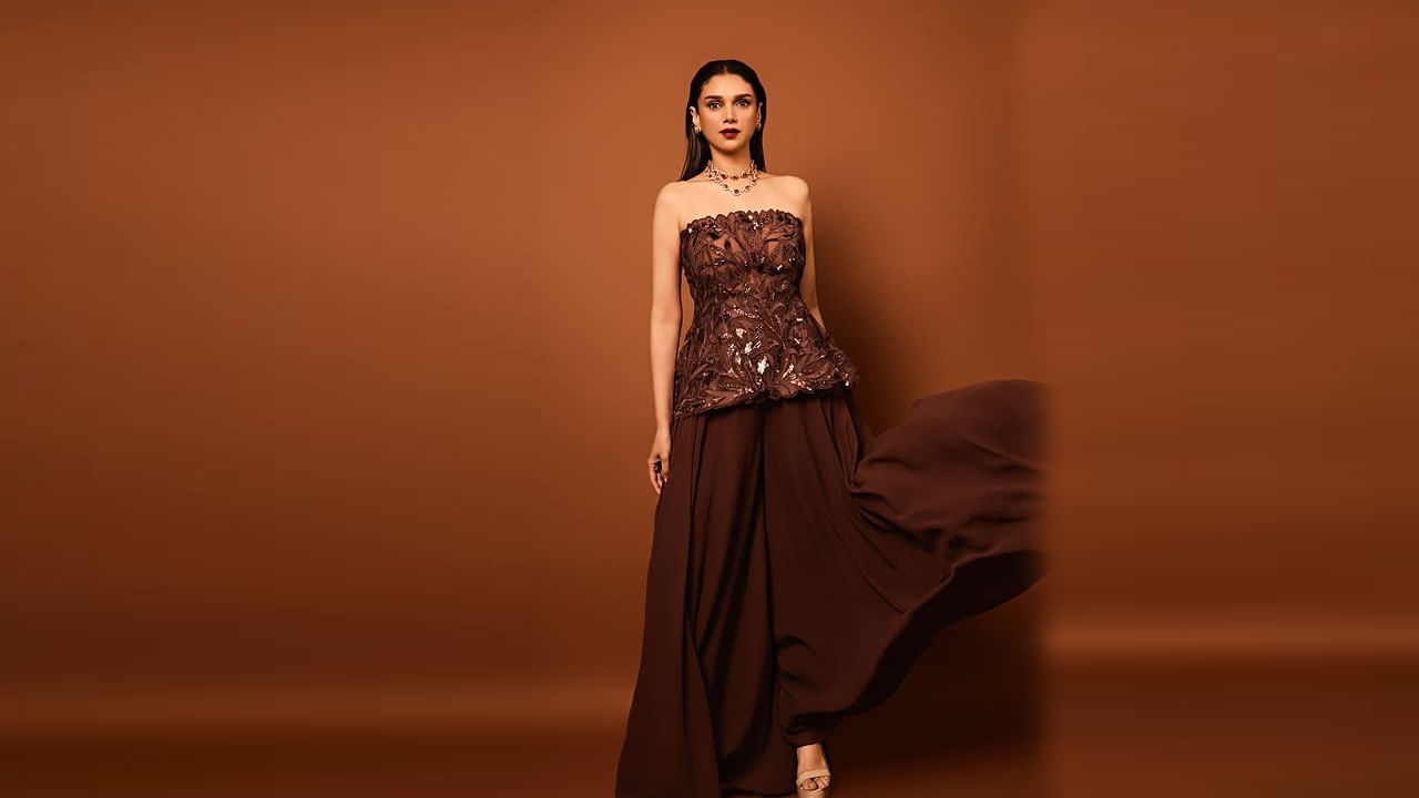 తర్వాత ఢిల్లీ యూనివర్సిటీలోని లేడీ శ్రీ రామ్ కాలేజీ నుంచి గ్రాడ్యుయేషన్ పట్టభద్రురాలైంది ఈ అందాల భామ. ఆరేళ్ల వయసులో ఢిల్లీకి చెందిన ప్రఖ్యాతి గాంచిన లీలా శాంసన్ వద్ద భరతనాట్యం నేర్చుకోవడం ప్రారంభించింది ఈ బ్యూటీ.