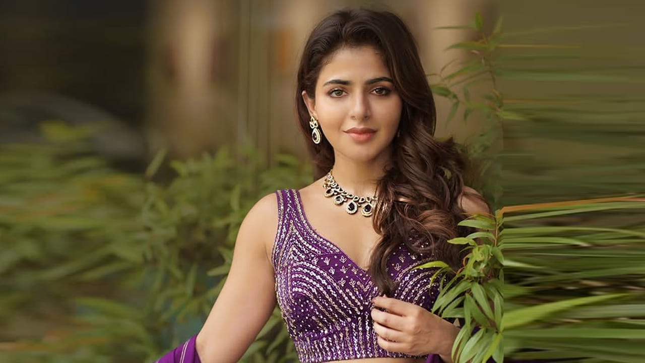 గత ఏడాది తెలుగులో యంగ్ హీరో కార్తియకకి జోడిగా భజే వాయు వేగం అనే చిత్రంలో నటించి హిట్ అందుకుంది. తెలుగులో ఈ వయ్యారి మరిన్ని సినిమాల్లో నటించే అవకాశం వస్తున్నట్టు తెలుస్తోంది. ఇదే జరిగితే ఈ ముద్దుగుమ్మ టాలీవుడ్ ఇండస్ట్రీలో బిజీ అవడం ఖాయం.