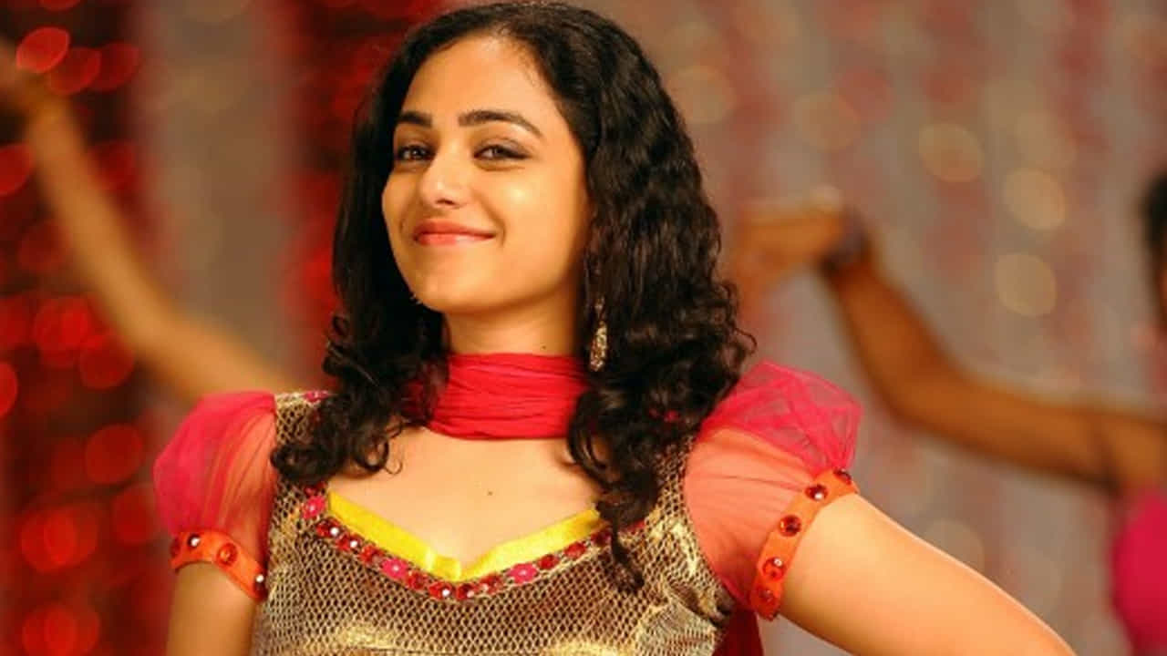 మనుషుల రూపాన్ని బట్టి అంచనా వేయడం కరెక్ట్ పద్ధతి కాదు. మనం సెలక్ట్ చేసుకున్న కెరీర్లో ప్రూవ్ చేసుకున్నప్పుడు కచ్చితంగా ఇలాంటివాటిని కొట్టిపారేయొచ్చంటున్నారు నిత్య. ప్రస్తుతం తమిళ ప్రాజెక్టులతో బిజీగా ఉన్నారు ఈ లేడీ.