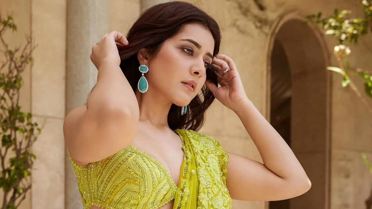 తెలుగుకు రాశీ దూరమవుతున్నారన్నది రీసెంట్‌ టైమ్స్ లో ఎక్కువగా వినిపిస్తున్న మాట. అయితే అలాంటిదేమీ లేదన్నది రాశీ ఇస్తున్న క్లారిటీ. భావోద్వేగాలు ఎక్కడైనా ఒకటేనని, మంచి సబ్జెక్టుల్లో భాగం కావడానికి తానెప్పుడూ రెడీగా ఉన్నానని చెబుతున్నారు రాశీ.