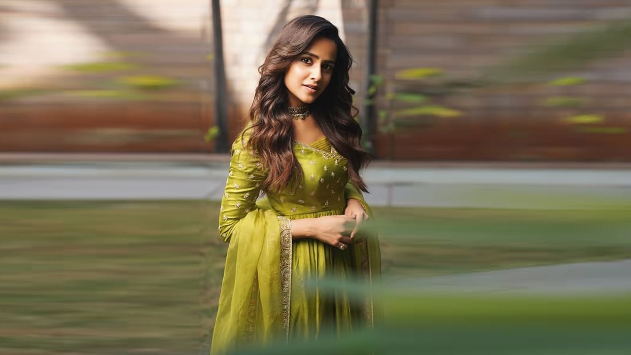 టచ్ చేసి చూడు, మాయ పేరేమిటో, అల వైకుంఠపురములో, రంగ్దే, ప్రేమదేశం, టక్ జగదీష్, వరుడు కావలెను వంటి చిత్రాల్లో చిన్న పాత్రల్లో కనిపించింది. 2022లో తమిళ సినిమా వలిమైలో రమ్య అనే పాత్రతో కోలీవుడ్ ప్రేక్షకులకు పరిచయం అయింది ఈ వయ్యారి భామ.