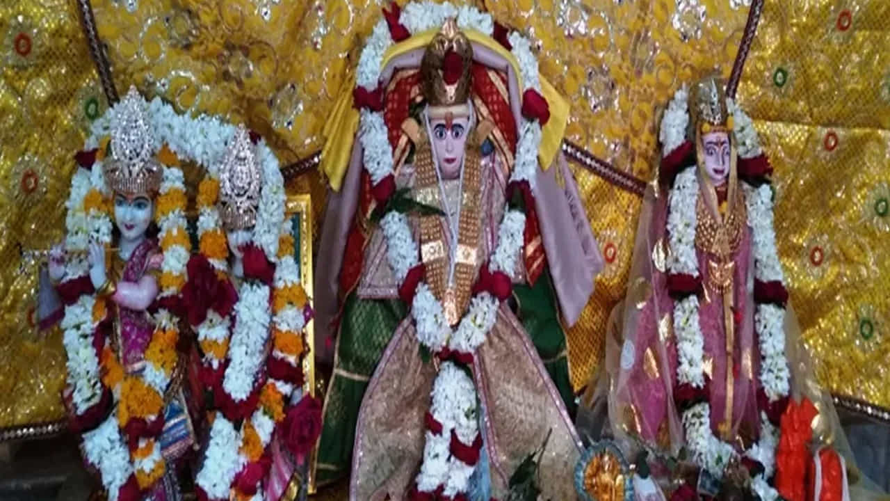 సుదాముడు జన్మించిన ఈ గ్రామంలో 12 వ 13వ శతాబ్దాల మధ్య సుధామ ఆలయం నిర్మాణం జరిగింది. ఈ ఆలయం ప్రమంచంలోనే సుదామునికి నిర్మించిన ఏకైక ఆలయంగా ప్రఖ్యాతి చెందింది.