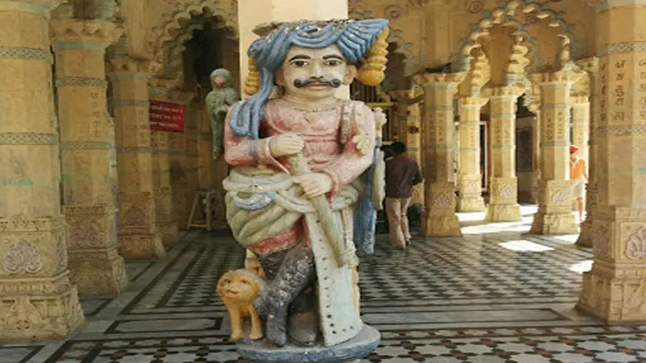 యాభై స్ధంభాలతో నిర్మించబడిన మహామండపం తర్వాత గర్భగుడి వుంది. ప్రవేశ ద్వారం వద్ద ఉన్న ద్వారపాలకుల విగ్రహాలు ఆకట్టుకుంటాయి. గర్భగుడికి మీద ఉత్తర దేశ బాణీలో ఎత్తైన విమానం కనిపిస్తుంది. ఆలయానికి చుట్టూ నందనవనం, సుదాముడు ఉపయోగించిన బావి ఉన్నాయి.