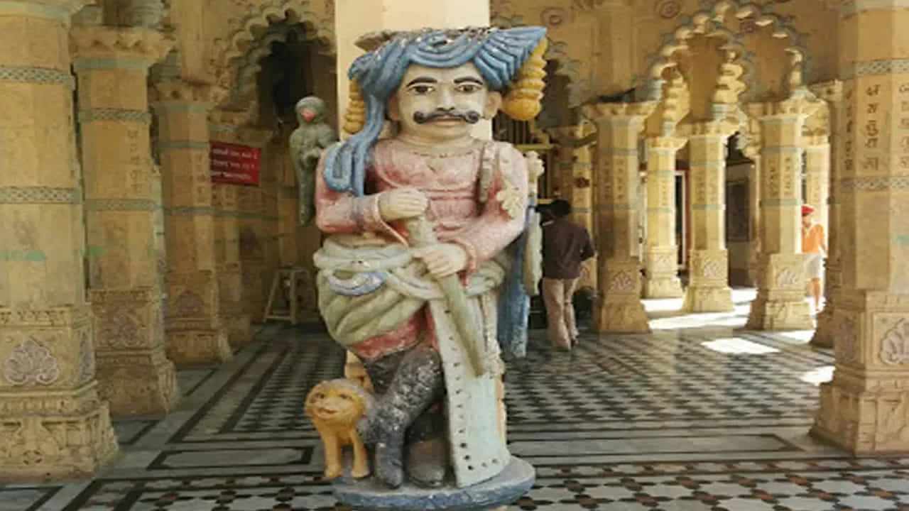 యాభై స్ధంభాలతో నిర్మించబడిన మహామండపం తర్వాత గర్భగుడి వుంది. ప్రవేశ ద్వారం వద్ద ఉన్న ద్వారపాలకుల విగ్రహాలు ఆకట్టుకుంటాయి. గర్భగుడికి మీద ఉత్తర దేశ బాణీలో ఎత్తైన విమానం కనిపిస్తుంది. ఆలయానికి చుట్టూ నందనవనం, సుదాముడు ఉపయోగించిన బావి ఉన్నాయి.
