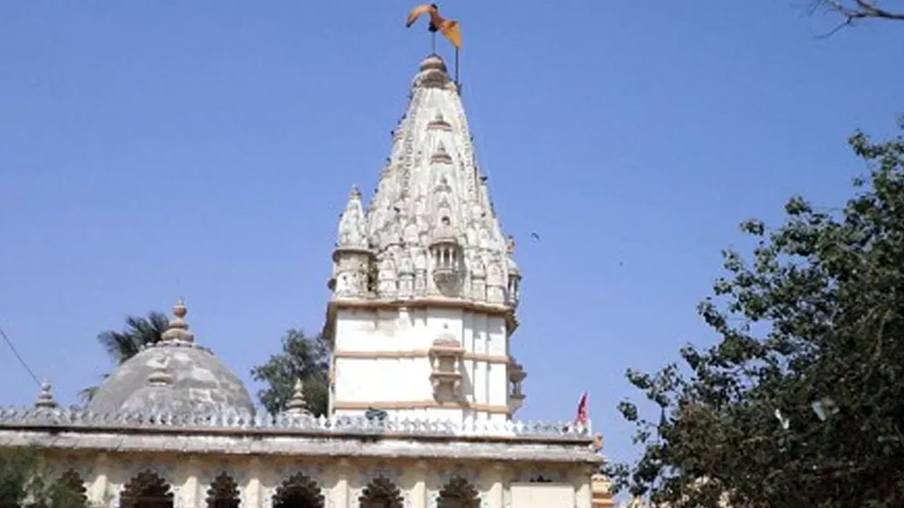 పూజావేళలు: ఈ ఆలయంలో నిత్యం రాత్రి ఏడు గంటలకు సంధ్యా హారతి, స్వామివారికి ‘దామాజీ తండుదల్’ (కుచేలుని అటుకులు)లను నైవేద్యంగా సమర్పిస్తారు. ఈ అటుకుల ప్రసాదాన్ని స్వీకరించిన భక్తులకు సిరిసంపదలు, కోరుకున్న కోర్కెలు తీరతాయని నమ్మకం. ఇక అక్షయ తృతీయ రోజున “కుచేలుని దినం” గా ఈ సుధామాలయంలో ఉత్సవాలు జరుపుతారు.