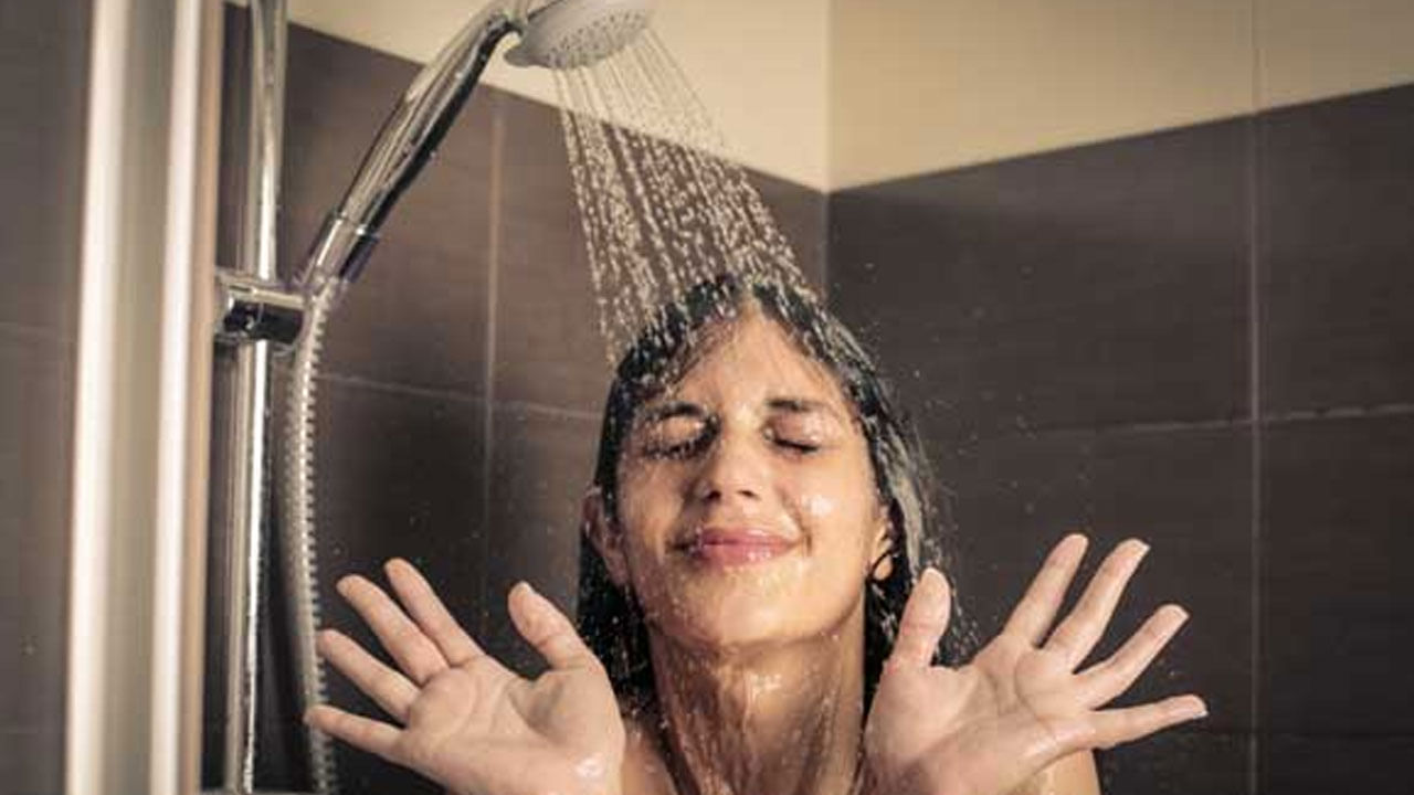 వేసవిలో చాలా వేడి ఉక్కపోత ఉంటుంది. అందువల ఇలాంటి సమయంలో వేడి నీటికంటే చన్నీటి స్నానమే ఉత్తమం. చల్లటి నీటితో స్నానం చేయడం వలన శరీరం హైడ్రేటెడ్‌గా ఉంటుందంటున్నారు నిపుణులు.