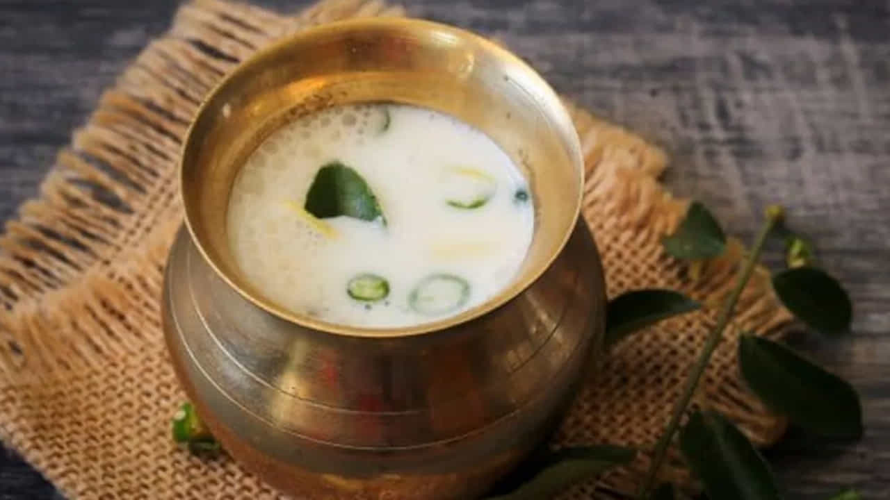 మజ్జిగ: వేసవిలో అజీర్ణం, ఆమ్లత్వం, గ్యాస్ వంటి జీర్ణ సమస్యలు రావడం సర్వసాధారణం. మీకు జీర్ణ సమస్యలు కూడా ఉంటే తినే ఆహారంలో మజ్జిగను చేర్చుకోవచ్చు. ఇది ప్రోబయోటిక్, కనుక ఇది పేగు ఆరోగ్యానికి చాలా మంచిది. అంతే కాదు ఇది శరీరాన్ని హైడ్రేటెడ్‌గా ఉంచడానికి కూడా పనిచేస్తుంది.