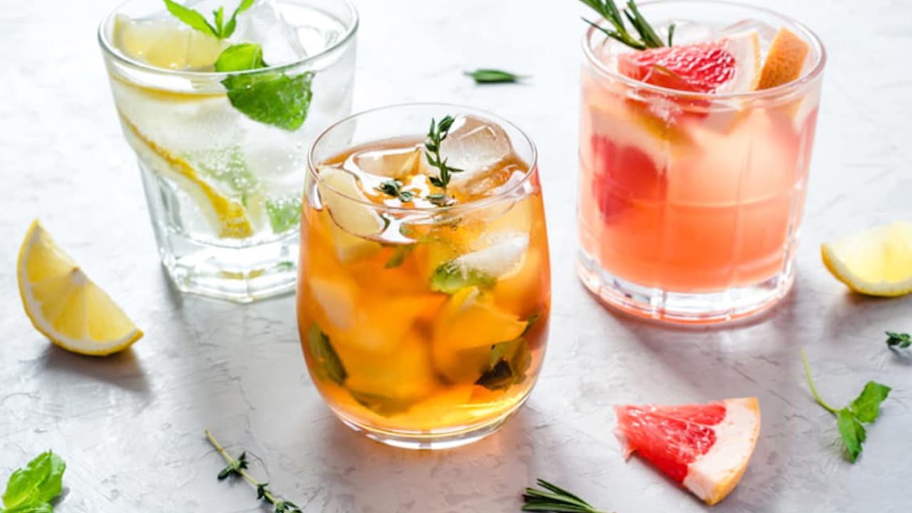 వేసవి కాలంలో ఆరోగ్యంగా ఉండటానికి.. ఆరోగ్యం పట్ల ప్రత్యేక శ్రద్ధ తీసుకోవడం చాలా ముఖ్యం. ఈ సీజన్‌లో శరీరంలో నీరు లేకపోవడం అంటే డీహైడ్రేషన్ అనేది సర్వసాధారణం. ఈ సమయంలో ఎవరికైనా వేడిగా అనిపించినప్పుడల్లా.. ప్రతి ఒక్కరి మనసులోకి వచ్చే మొదటి ఆలోచన చల్లని పానీయం తాగడమే. వేసవిలో కూల్ డ్రింక్స్ వంటివి తాగడం వల్ల శరీరం కొంత సేపు చల్లగా ఉంటుంది. రుచికరంగా ఉంటుంది. అయితే ఇవి ఆరోగ్యానికి హానికరం.