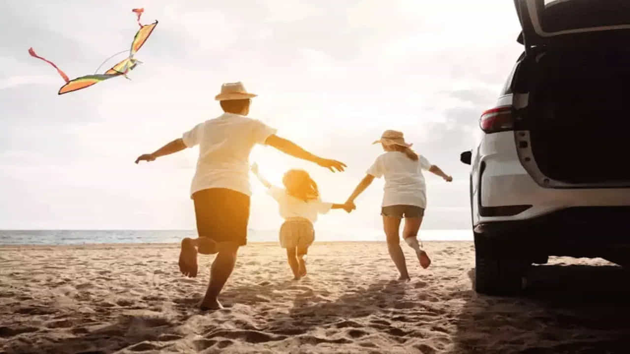 మీరు వేసవిలో ప్రయాణించాలనుకుంటే.. పూర్తి ప్రిపరేషన్తో బయలుదేరడం చాలా ముఖ్యం. కొన్నిసార్లు ప్రజలు కొన్ని ముఖ్యమైన వస్తువులను ఇంట్లో ఉంచి, దారిలో ఇబ్బందులను ఎదుర్కొంటారు. ప్రయాణంలో ముందుగా పలు విషయాలపై దృష్టిపెట్టాలి.