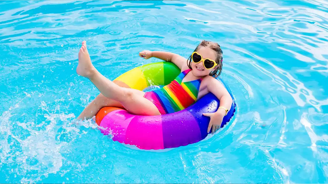 ముఖ్యంగా బయటకు వెళ్తే వడదెబ్బ తలగడం వలన అలసట వంటి అనేక అనారోగ్య సమస్యలు వచ్చే అవకాశం ఉంటుంది. అందువలన ఎప్పుడూ శరీరాన్ని చల్లగా ఉంచుకోవడం వలన అలాంటి సమస్యల నుంచి ఉపశమనం పొందవచ్చు. కాగా, సమ్మర్‌లో మీ శరీరం ఎప్పుడూ హైడ్రేటెడ్‌గా ఉండాలంటే ఎలాంటి టిప్స్ పాటించాలో ఇప్పుడు చూద్దాం.