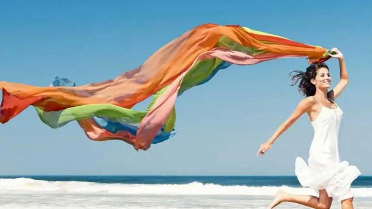 వేసవి రోజల్లో మీరు ధరించే దుస్తులు కూడా మీ శరీర ఉష్ణోగ్రతపై ప్రభావం చూపిస్తాయి. అందువలన తేలికగా, వదులుగా ఉండే దుస్తులను ఎంచుకోవడం ఉత్తమం.