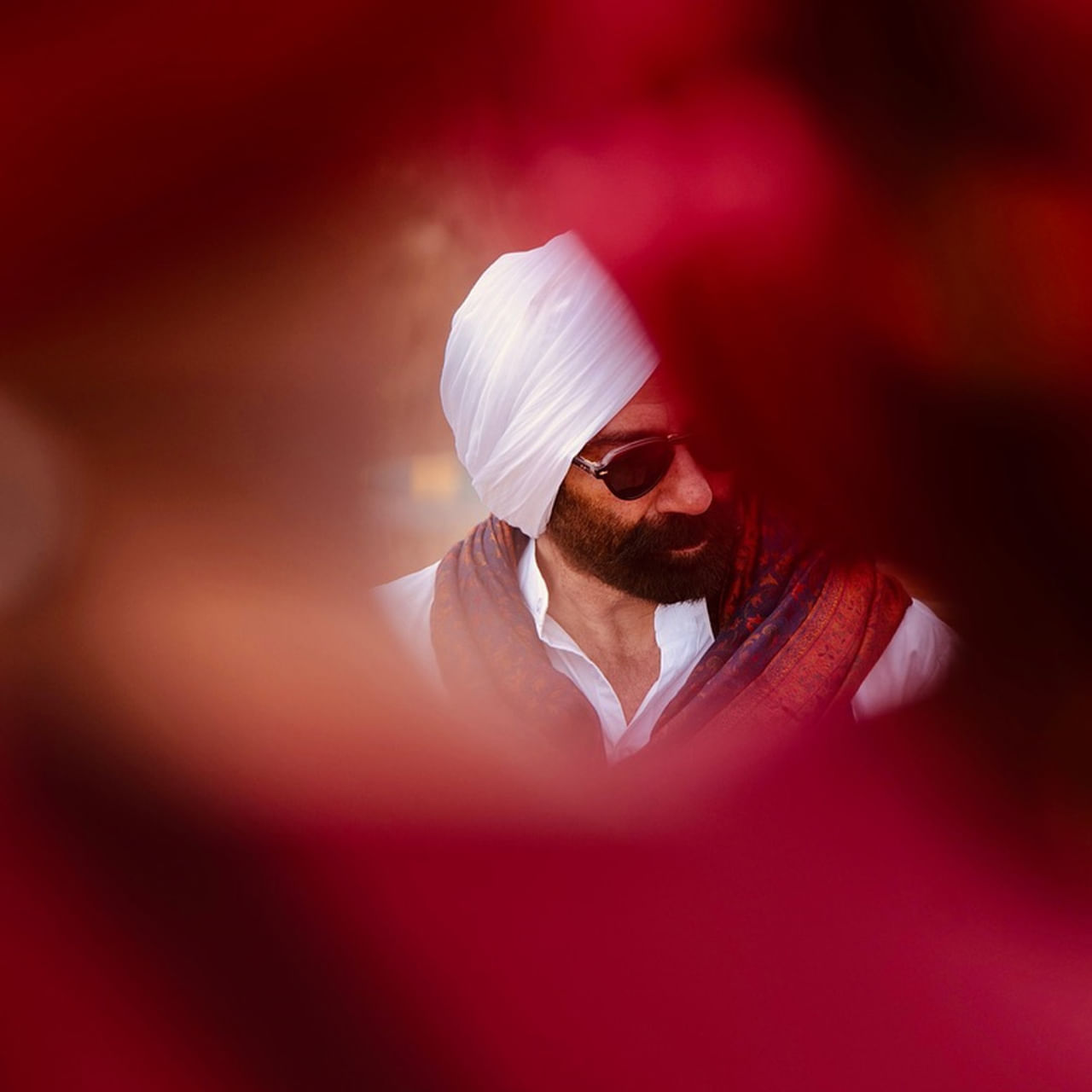 బాలీవుడ్ అంటే ఈ జనరేషన్‌కు కేవలం షారుక్, సల్మాన్, అమీర్, అక్షయ్ కుమార్ లాంటి హీరోలే గుర్తుకొస్తారు.. ఇంకాస్త లేటస్ట్ అయితే రణ్‌వీర్ సింగ్, రణ్‌బీర్ కపూర్ అంటారు.. కానీ వీళ్ళందరి కంటే ముందే ఒరిజినల్ గ్యాంగ్‌స్టర్ ఒకరున్నారు అక్కడ.. అతడే సన్నీ డియోల్. 