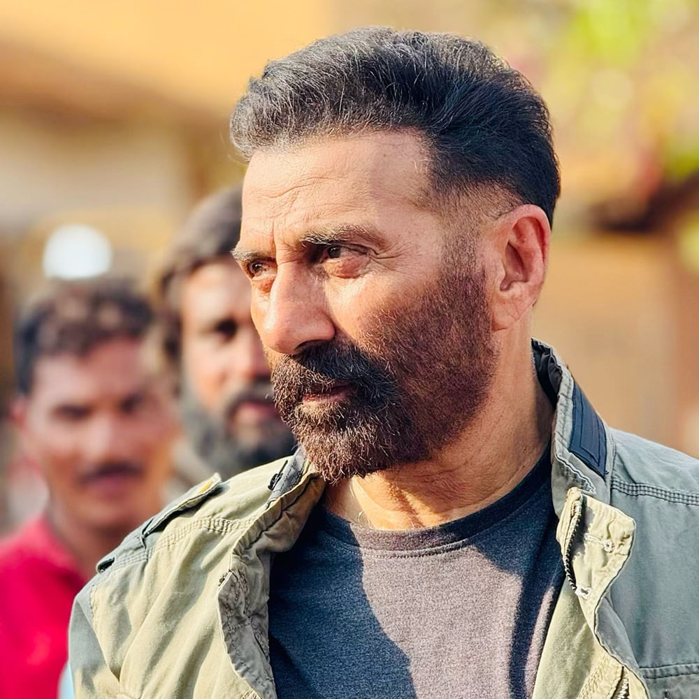 సన్నీ డియోల్ ఒకప్పుడు సూపర్ స్టార్.. మాస్‌కు కేరాఫ్ అడ్రస్ సినిమాలు.. అతడి సినిమా వస్తుందంటే బాక్సాఫీస్ భయపడిపోయేది.. అలాంటి ఫేడవుట్ అయిన ఈ స్టార్.. గదర్ 2తో 600 కోట్లకు పైగా వసూలు చేసి బ్యాక్ టూ ఫామ్ అనిపించారు. 