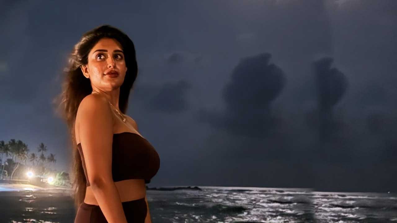 ఇక సుప్రిత ఎప్పుడూ సోషల్ మీడియాలో చాలా యాక్టివ్ గా ఉంటూ తన అందం, గ్లామర్ తో రచ్చ చేస్తుంది. ఈ ముద్దుగుమ్మకు కూడా స్టార్ హీరోయిన్ల రేంజ్ లో మంచి ఫ్యాన్ బేస్ ఉంటుంది. వరసగా రీల్స్, ఫొటో షూట్స్ తో మంచి ఫ్యాన్ బేస్ సంపాదించుకుంది ఈ ముద్దుగ్మ.