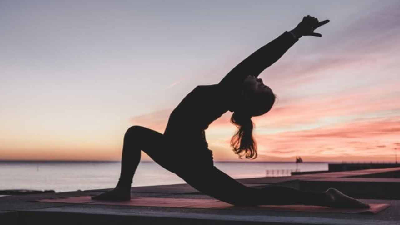 ఉదయాన్నే నిద్ర లేచిన తర్వాత మహిళలు సూర్య నమస్కారాలు చేస్తే రక్త ప్రసరణ వ్యవస్థ మెరుగుపడుతుంది..అలాగే ఆడవారు సూర్య నమస్కారం చేయడం వల్ల చర్మం ప్రకాశవంతంగా తయారయ్యి యవ్వనం మరింత పెరుగుతుంది. జీర్ణక్రియ సమస్యలతో బాధపడుతున్న మహిళలు ఉదయాన్నే సూర్యనమస్కారం చేస్తే మంచి ఫలితాలు పొందుతారు.