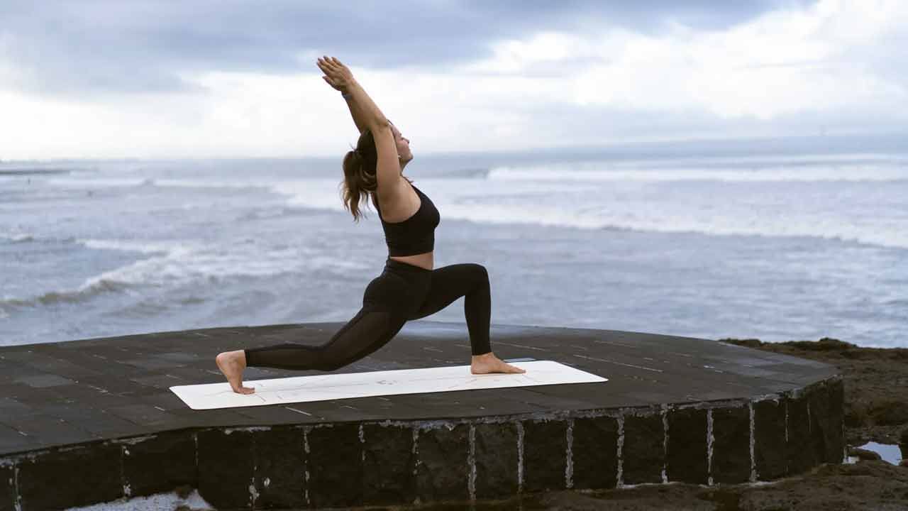 సూర్యనమస్కారాల విధానం ద్వారా శరీరంలోని అన్ని వ్యవస్థలను ప్రభావితం చేస్తుంది. సూర్య నమస్కారాలు వెన్నెముక సామర్థ్యాన్ని మెరుగుపరచడంతో పాటు వెన్నెముక, భుజాలు, చేతులు, కాళ్ళ కండరాలను బలపరుస్తాయి. సూర్య నమస్కారం చేయడం వల్ల శరీరానికి నూతన శక్తి లభిస్తుంది. ఉదయాన్నే ఈ యోగాసనం చేయడం వల్ల మీ శరీరం చురుగ్గా మారుతుంది. 