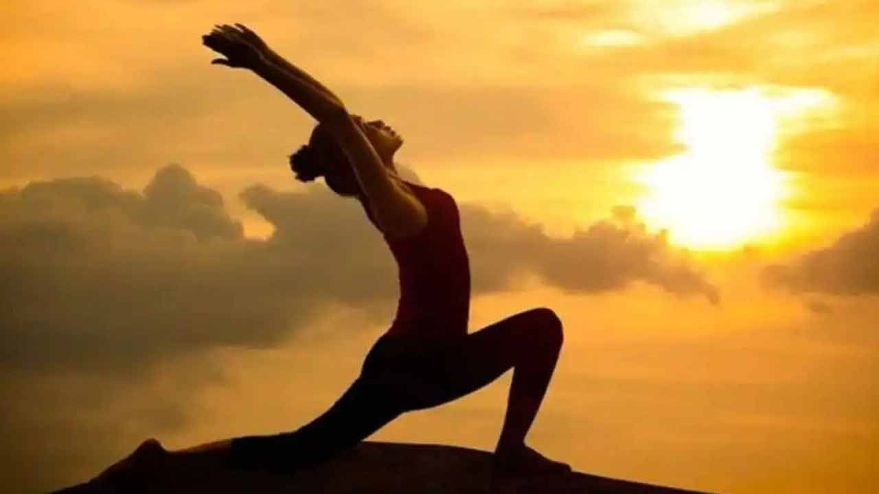 అందం కోసం అనవసరంగా ఖర్చు చేస్తున్నారా..? మహిళలు సూర్య నమస్కారం చేస్తే ఏం జరుగుతుందో తెలిస్తే..