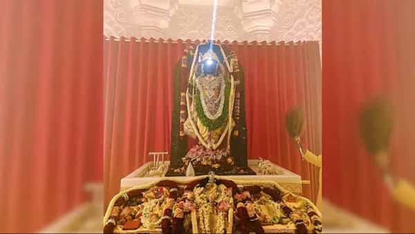 అయోధ్యలో అపురూప ఘట్టం.. బాల రాముడి నుదిటిపై సూర్య తిలకం దిద్దిన వేళ..