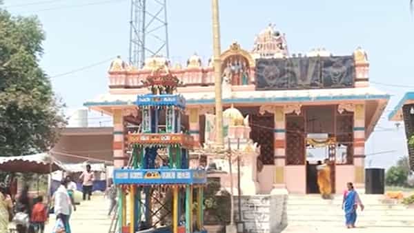 రామాలయంలో పూజకు వెళ్లిన మహిళలను బయటికి పంపిన వీడీసీ.. అసలు విషయం తెలిస్తే షాక్!